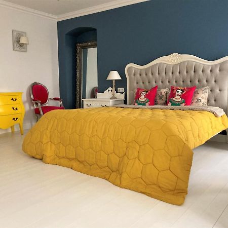 Shabby Chic - Apartment In The Heart Of Vilnius Old Town Bagian luar foto