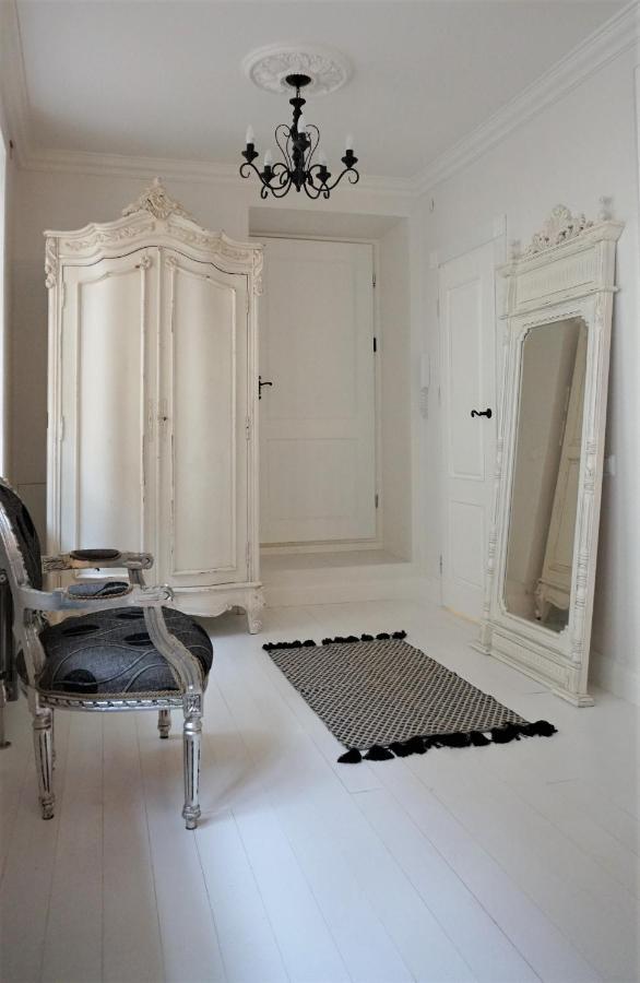 Shabby Chic - Apartment In The Heart Of Vilnius Old Town Bagian luar foto