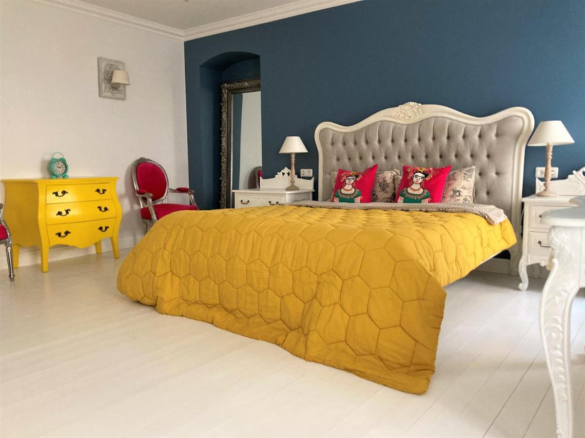 Shabby Chic - Apartment In The Heart Of Vilnius Old Town Bagian luar foto