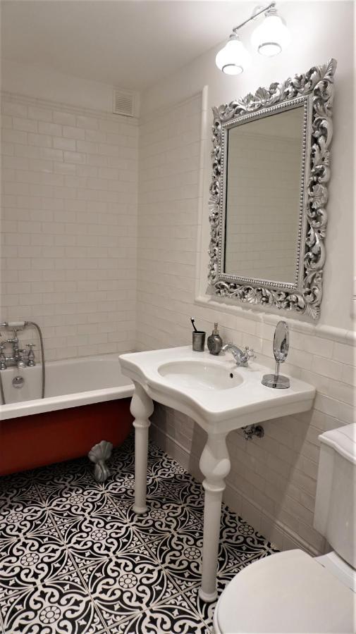 Shabby Chic - Apartment In The Heart Of Vilnius Old Town Bagian luar foto